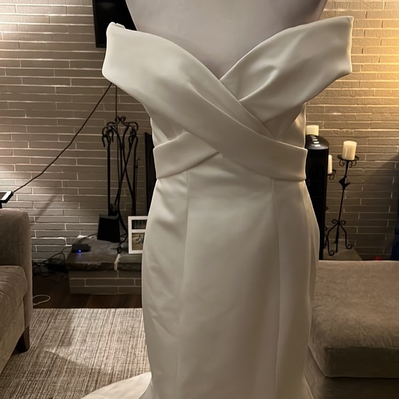 Monique Lhuillier Astrid Wedding Bridal Gown size 10 - Picture 3 of 10